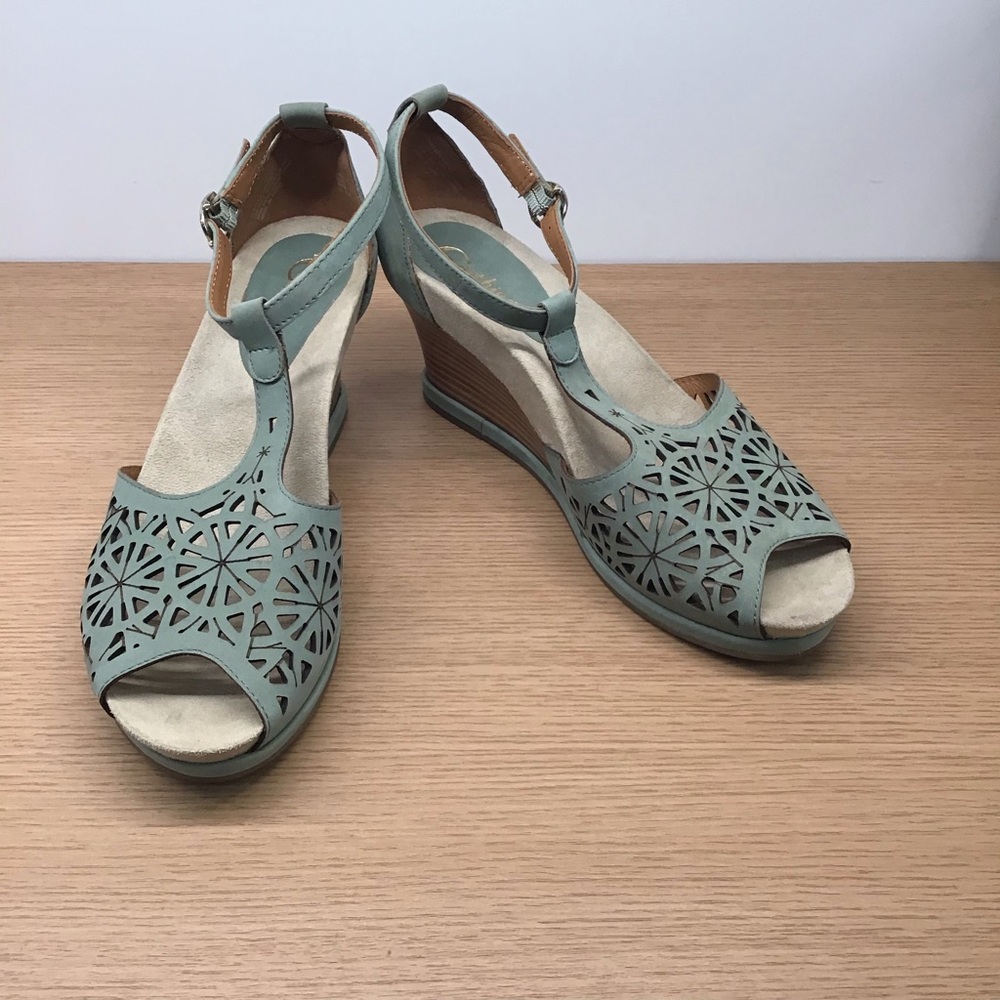 Earthies Casella lasercut floral sage wedge Size 10 Medium